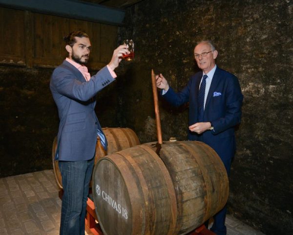 Colin Scott kiểm tra chất lượng rượu Whisky nguyên liệu ủ trong những thùng gỗ sồi