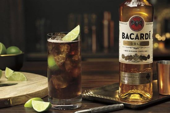 Rượu Bacardi Carta Blanca Superior Rum được sử dụng phương pháp lọc bằng than gỗ để giữ nguyên được hương vị và tính chất vốn có của rượu.