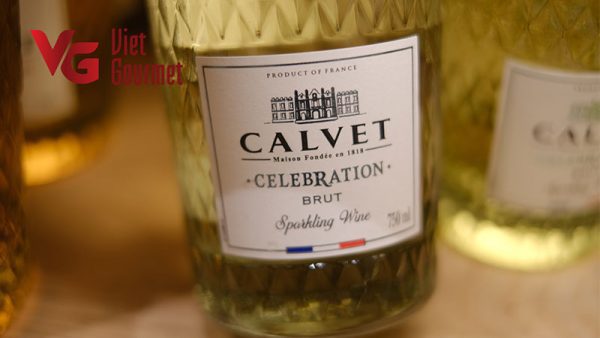 Phục vụ rượu champagne Calvet Celebration 