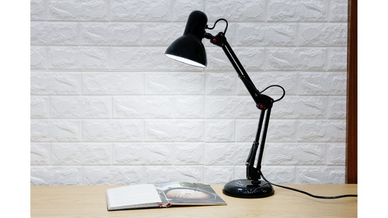 Gợi ý quà trung thu cho học sinh ý nghĩa và thiết thực Đèn bàn học chống cận chất lượng tốt