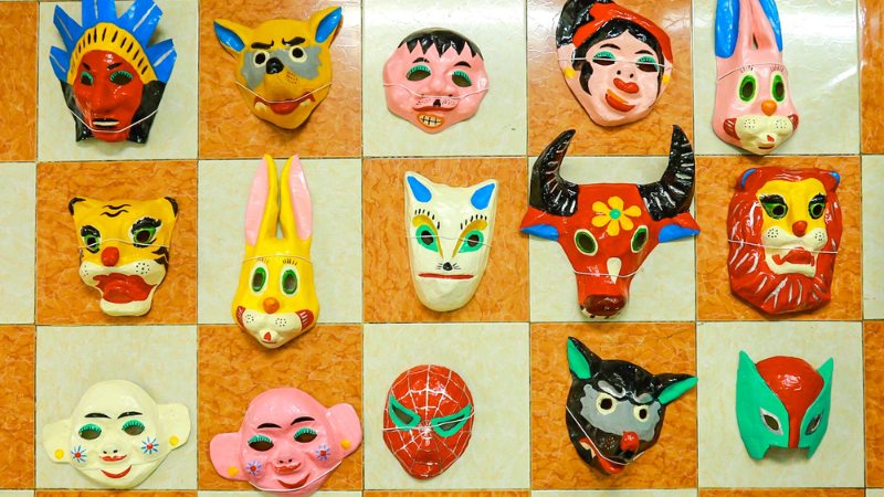 Gợi ý 30 món quà Trung thu cho học sinh tiểu học Mặt nạ giấy bồi